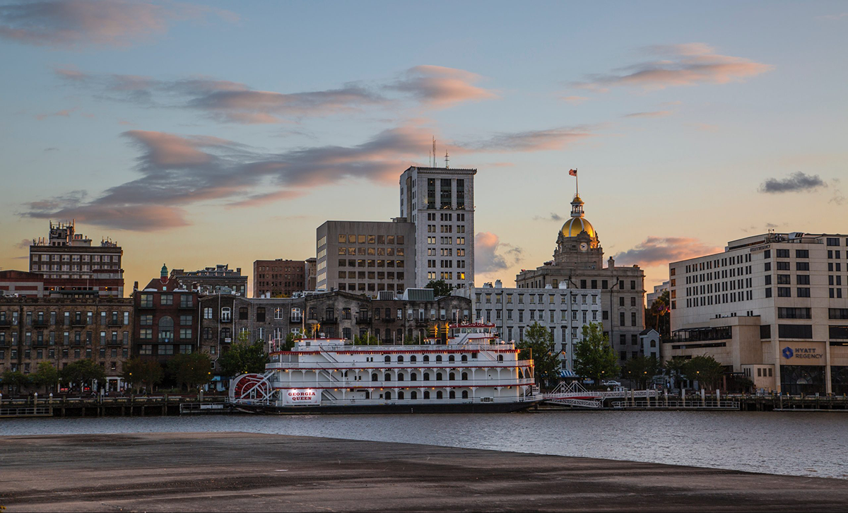 A shot of the skyline during an evening in Savannah, Georgia, where you can find amazing last minute vacation rentals on Whimstay!