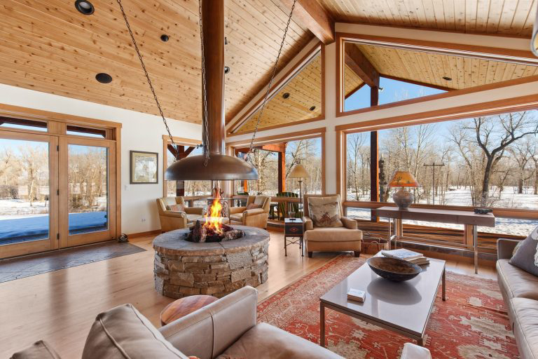 for a luxury vacation rental that offers breathtaking mountain views, The Woodland Oasis is your new favorite home away from home