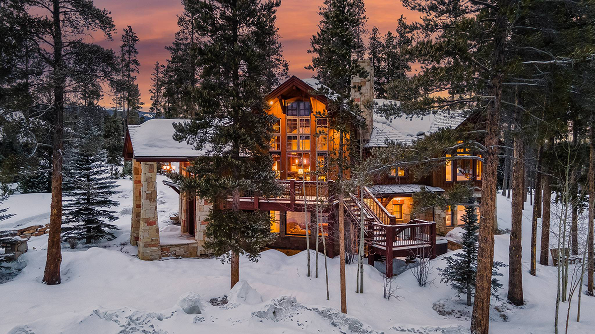 Enjoy majestic mountain views and amazing amenities at these cozy, last minute Breckenridge vacation rentals hosted by Moving Mountains