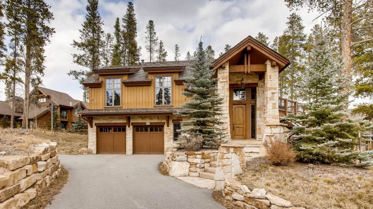 view of Snowy Point Chalet from the driveway. This last minute vacation rental in Brekenridge is perfect for families and couples alike.